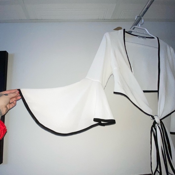 Flare sleeves top - Picture 2 of 3